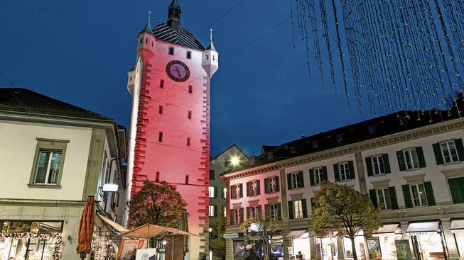 Zu Beginn der «Orange Days» stellte der Badener Stadtturm ein Symbol gegen Gewalt an Frauen dar.