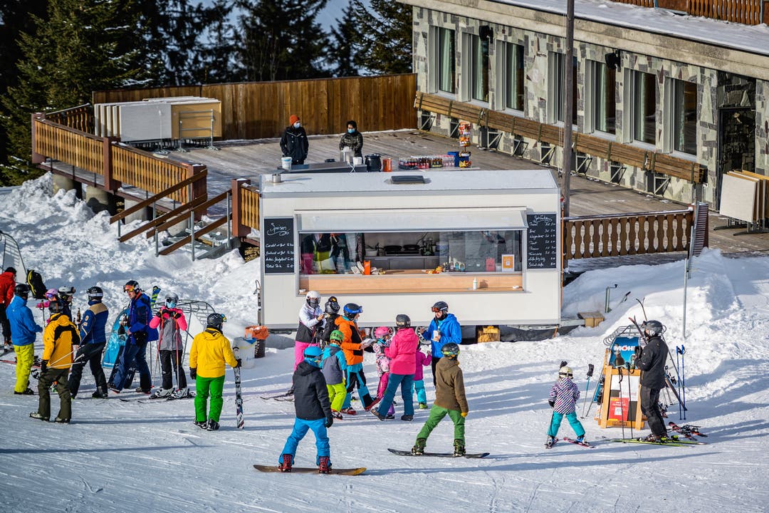 Die Gastronomie im Skigebiet vor der verbotenen Terrasse, stattdessen muss ein Container reichen zum Aprés-Ski.