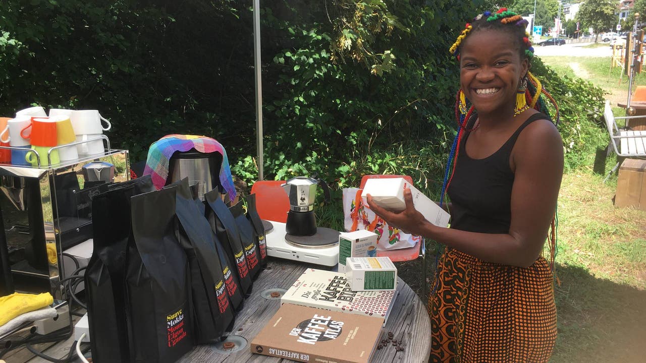 Die Dietikerin Amaru Küng stammt selbst aus Uganda und pflegt beste Beziehungen zu den Kaffeebauern vor Ort.