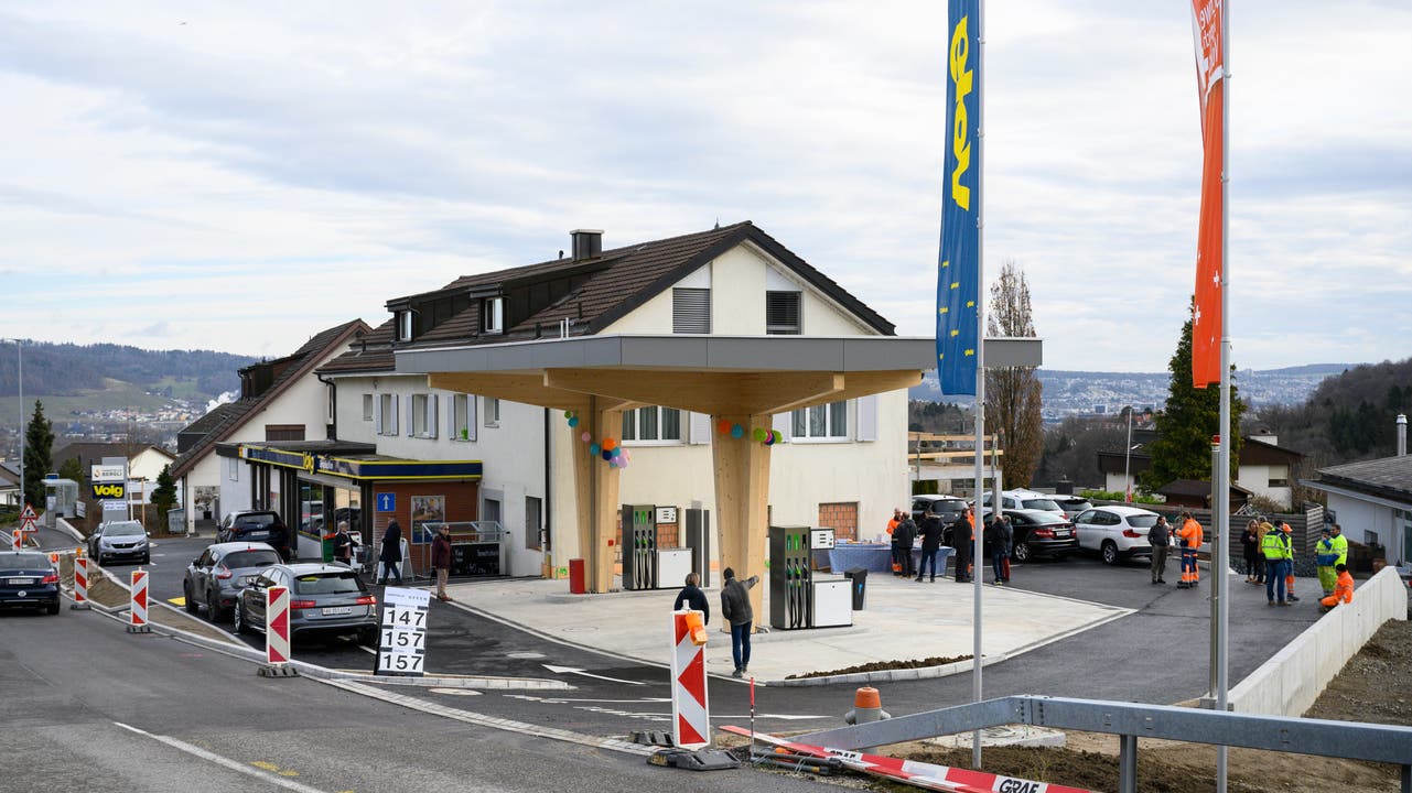 Eröffnung des umgebauten Volg und der Bergli-Tankstelle in Bergdietikon.