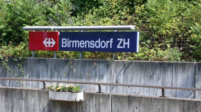Im Bahnhof Birmensdorf verschwindet ein weiteres Dienstleistungsangebot. Am die Schalter bleiben künftig zu. (Archivbild)