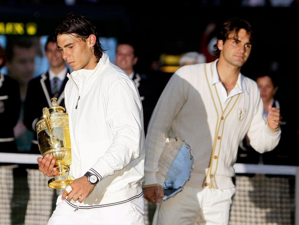2008: Nadal vs. Federer 6:4, 6:4, 6:7 (5:7), 6:7 (8:10), 9:7 Der dritte Wimbledon-Final zwischen Federer und Nadal gilt als bestes Tennis-Spiel der Geschichte. Als Nadal um 21.15 Uhr den Matchball verwertet, bricht die Dunkelheit über London herein. Später wird das 4:48-Stunden-Epos verfilmt. Federer, der im Frühling unter dem Pfeifferschen Drüsenfieber litt, sagt später, die Niederlage sei die Folge des Final-Debakels in Paris im Monat zuvor gewesen, bei dem ihm Nadal nur vier Games überliess. Nach 41 Siegen in Folge verliert Federer erstmals seit 2002 wieder in Wimbledon.