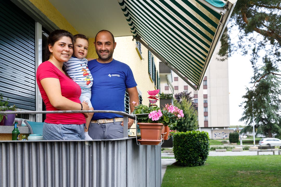 Die Familie Mitev geniesst den Feierabend auf dem Balkon an der Bielstrasse