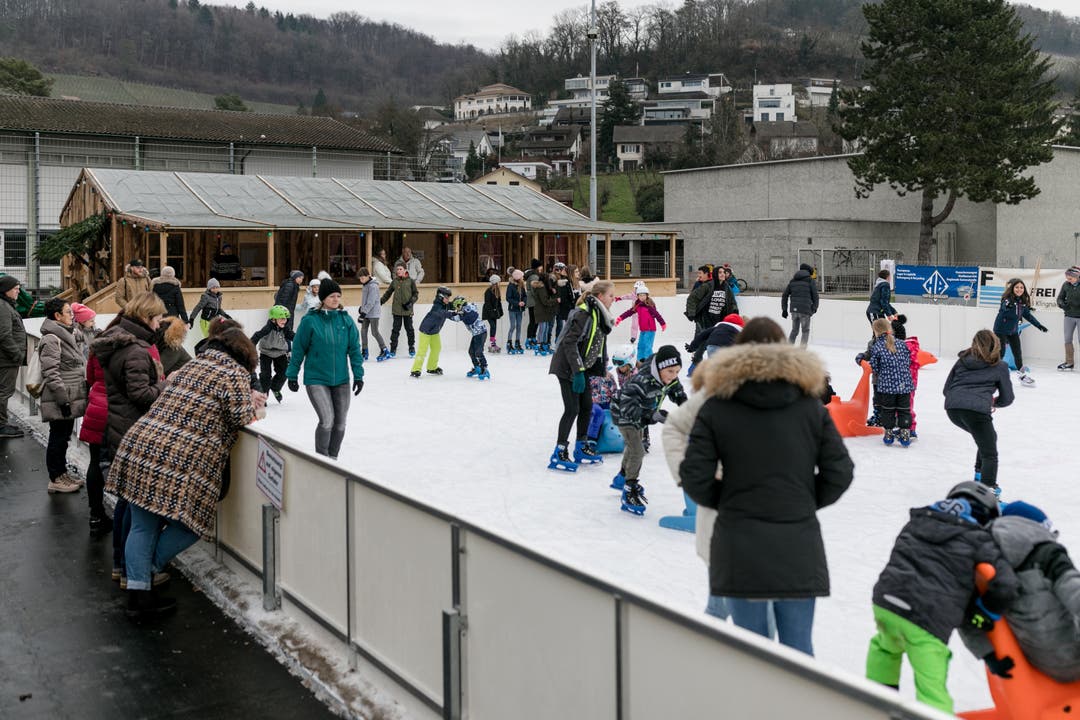 Jeden Tag laufen die Schülerinnen und Schüler Schlittschuh auf dem Eisfeld auf der Schulanlage Bogen in Döttingen.