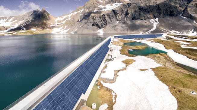 Würde gegen den Strommangel im Winter helfen: So könnten Fotovoltaikmodule an der Glarner Muttsee-Staumauer aussehen.