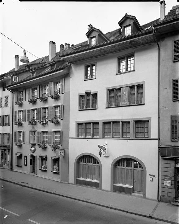 Beim Umbau kamen 1962 die charakteristischen Rundbogenfenster im Parterre hinzu...