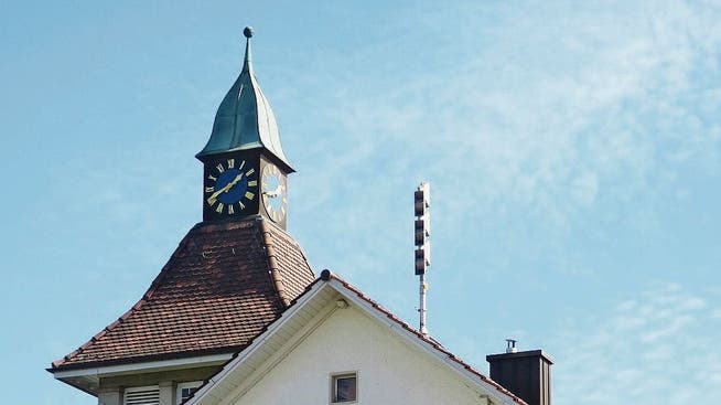 Gegen das Glockengeläut vom Schulhausdach könnten Klagen von Anwohnern kommen.