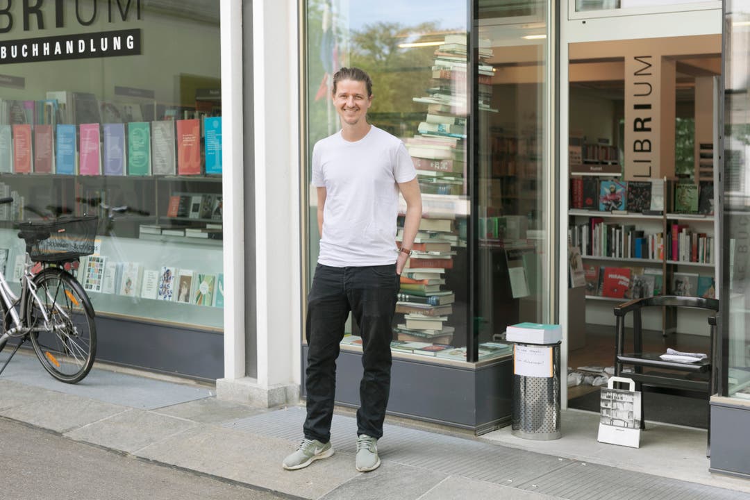 Laurin Jäggi, Ladeninhaber der Buchhandlung Librium, ist gespannt, wie die Wiedereröffnung mit den neuen Sicherheits/Hygieneschutzmassnahmen verlaufen wird.
