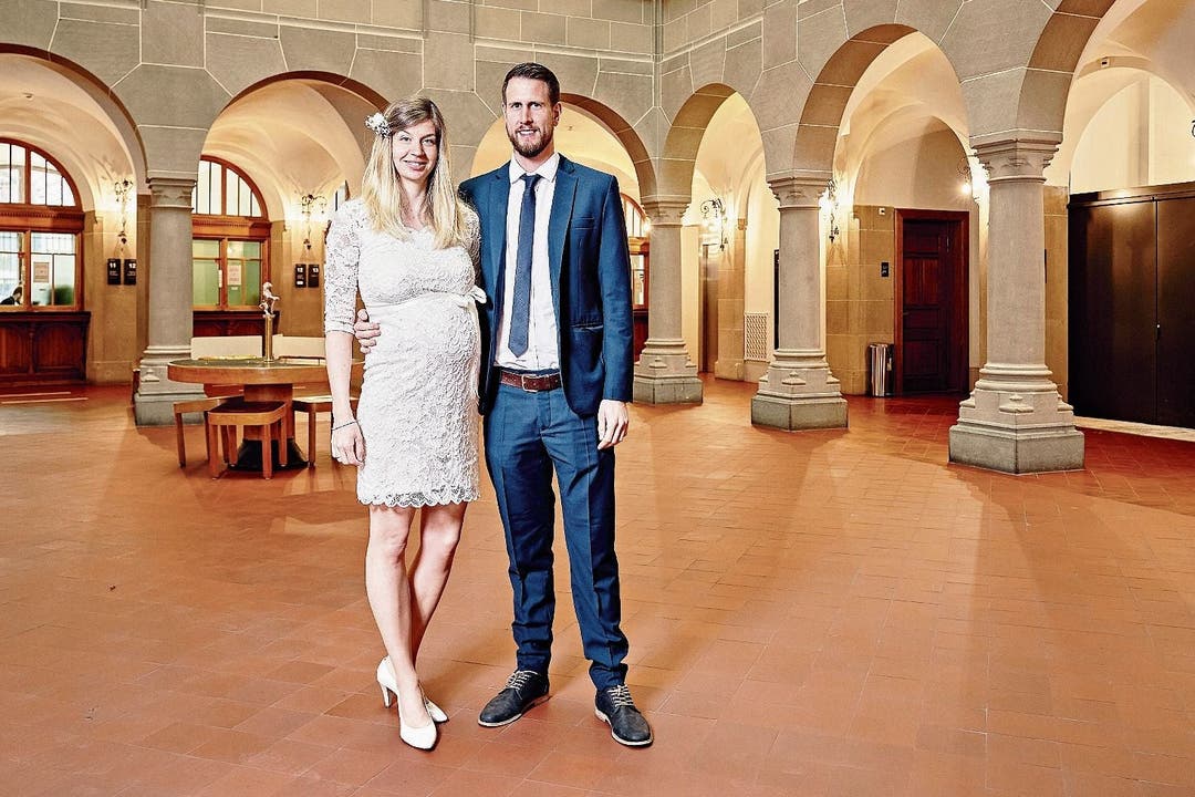 Der sonst stark frequentierte Lichthof im Zürcher Stadthaus ist wie ausgestorben, als Andrea und Daniel Josi am Donnerstag heiraten.