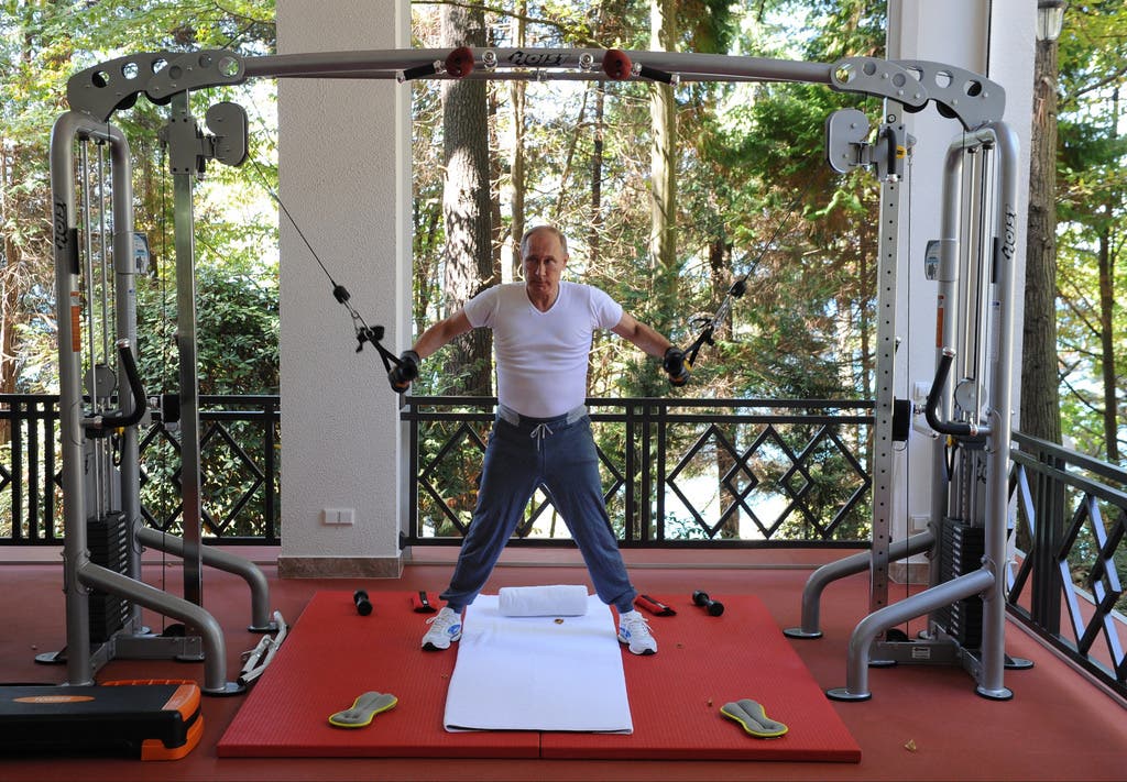 Der russische Premier bei einem Workout in einem Resort in Sotschi im August 2015.