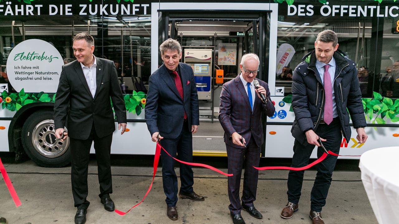Der Bus wird symbolisch in die Flotte aufgenommen: Claudio Albrecht von Scania; Carlo Degelo, Kanton Aargau; Stefan Kalt, RVBW-Chef und Rico Furrer von Furrer+Frey (v.l.n.r.).