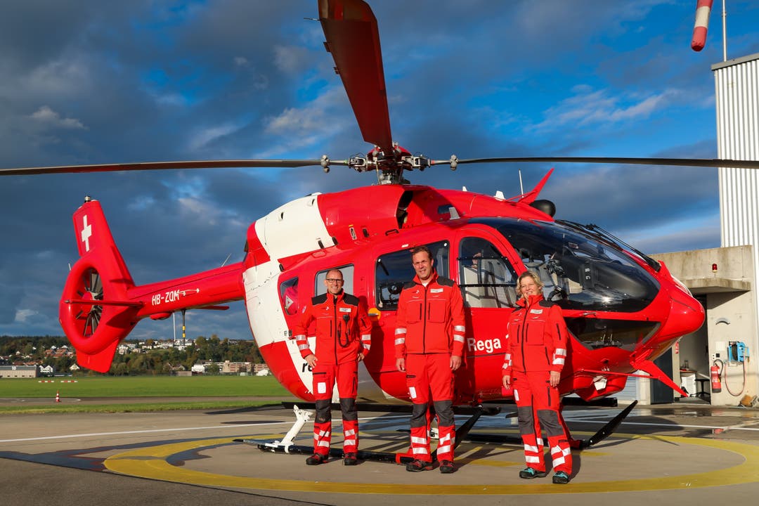 Die Crew vor ihrem Helikopter in Dübendorf ZH. Von links: Notarzt Axel Knauth, Pilot Frank Krivanek und Rettungssanitäterin Veronika Gerber.