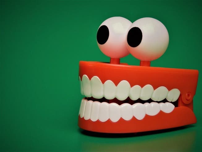 Wer viel Stress hat knirscht öfters mit den Zähnen, das kann teure Folgen haben