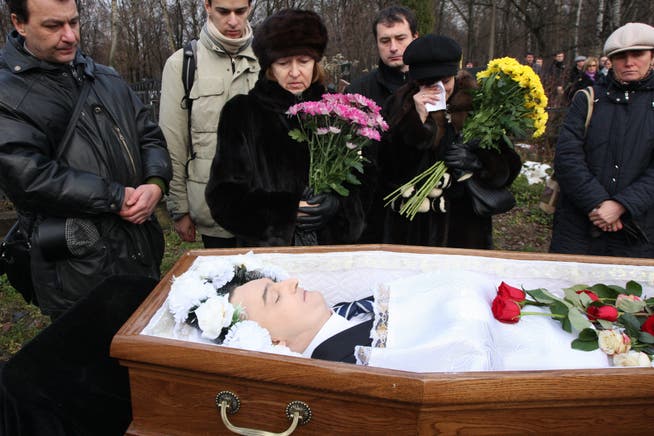 Freunde und Verwandte am Sarg von Steuerexperte Sergei Magnitski, der 2009 in einem Moskauer Gefängnis angeblich an einem Herzinfarkt starb.