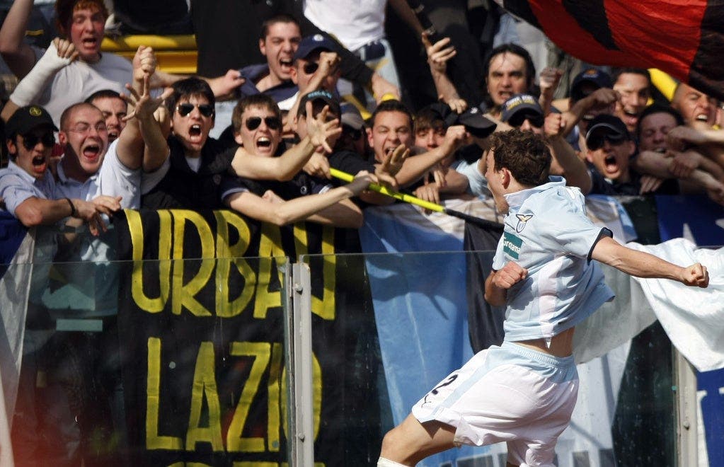 2009: Lichtsteiner zelebriert mit den Lazio-Fans ein Tor im Derby gegen den Stadtrivalen AS Rom.