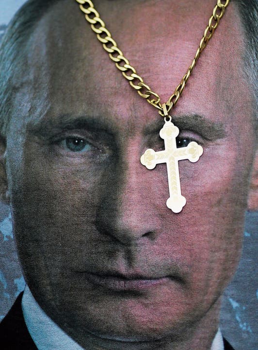 Gott um den Hals und Putin auf dem T-Shirt: Die meisten Russen stehen hinter ihrem Präsidenten.