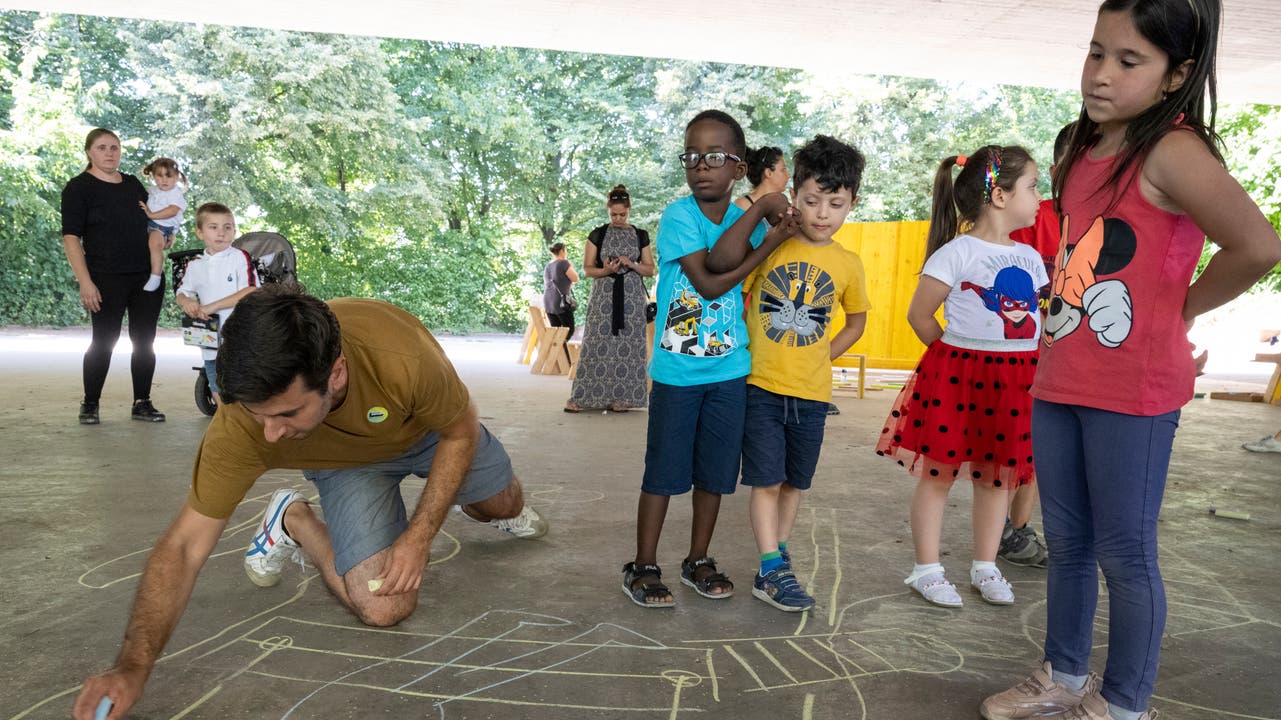 Die Vorstellung eines Ideal­spielplatzes wurde vom Architekten ­Samuele Tirendi und den Kindern mit Kreide auf den Boden gemalt.