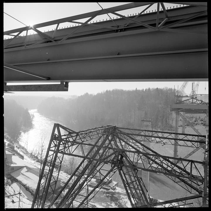 Der Bau der Autobahnbrücke über die Reuss bei der Lindmühle in Birmenstorf, aus einer Fotoserie im Auftrag des Schweizerischen Baumeisterverbandes (1968).