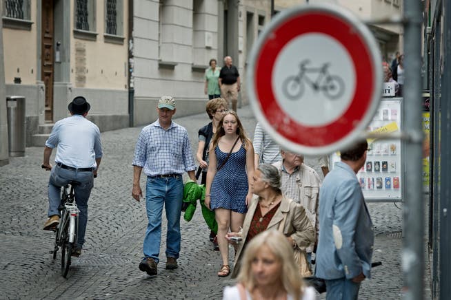 Hier müsste er absteigen: Ein Velofahrer pedalt in Luzern durch die Fussgängerzone. Die Szene ist gestellt. Archivbild: Pius Amrein.