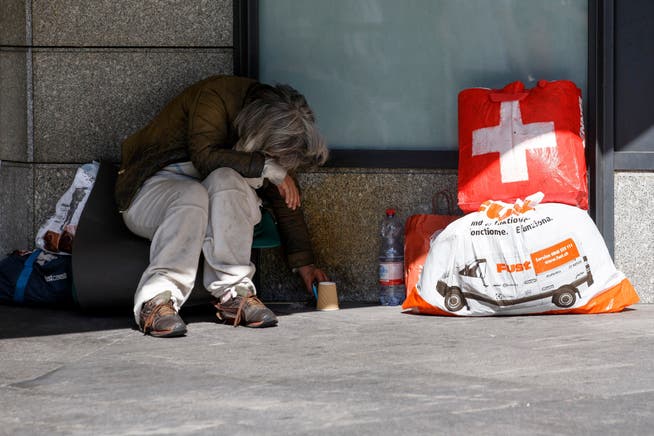 Obdachlose sollen während der Coronakrise Zugang zu Übernachtungsmöglichkeiten und öffentlichen sanitären Anlagen erhalten. (Symbolbild)