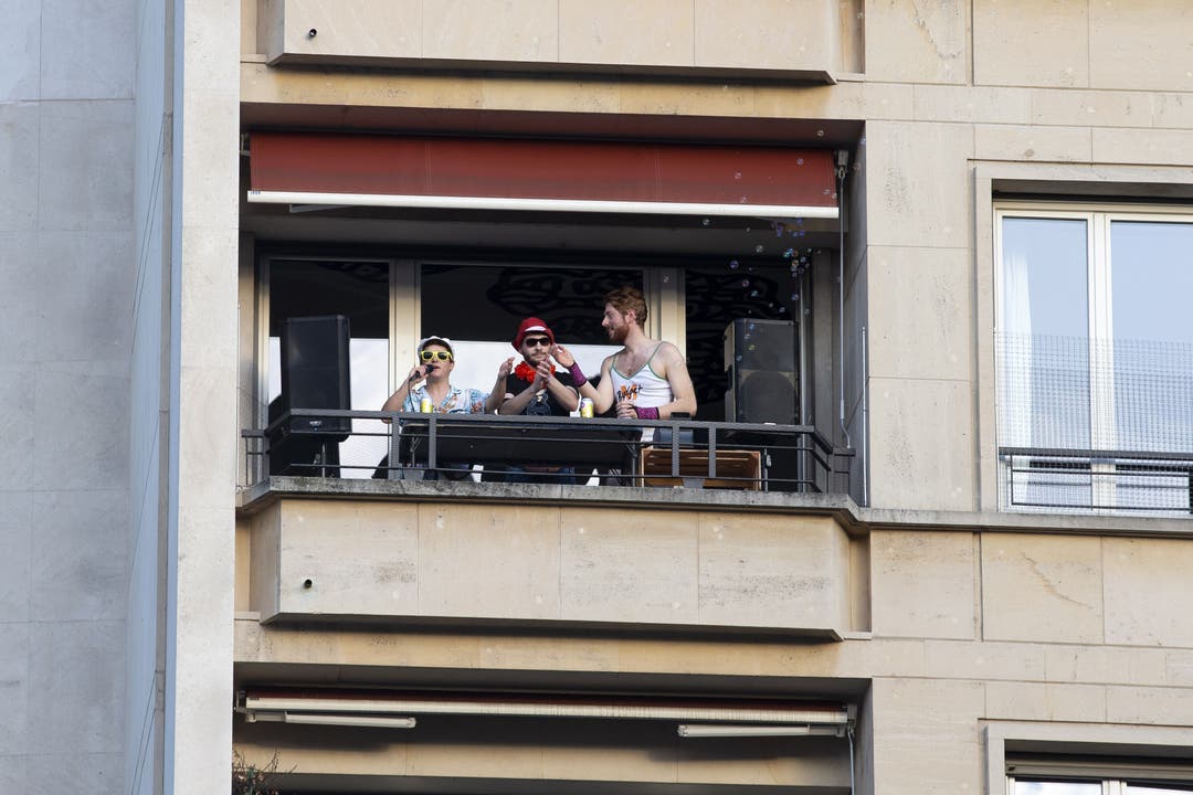 Genf, 17. März: Junge Männer spielen DJ auf ihrem Balkon, um das medizinische Personal und die Polizei bei ihrem Einsatz gegen Corona aufzuheitern.
