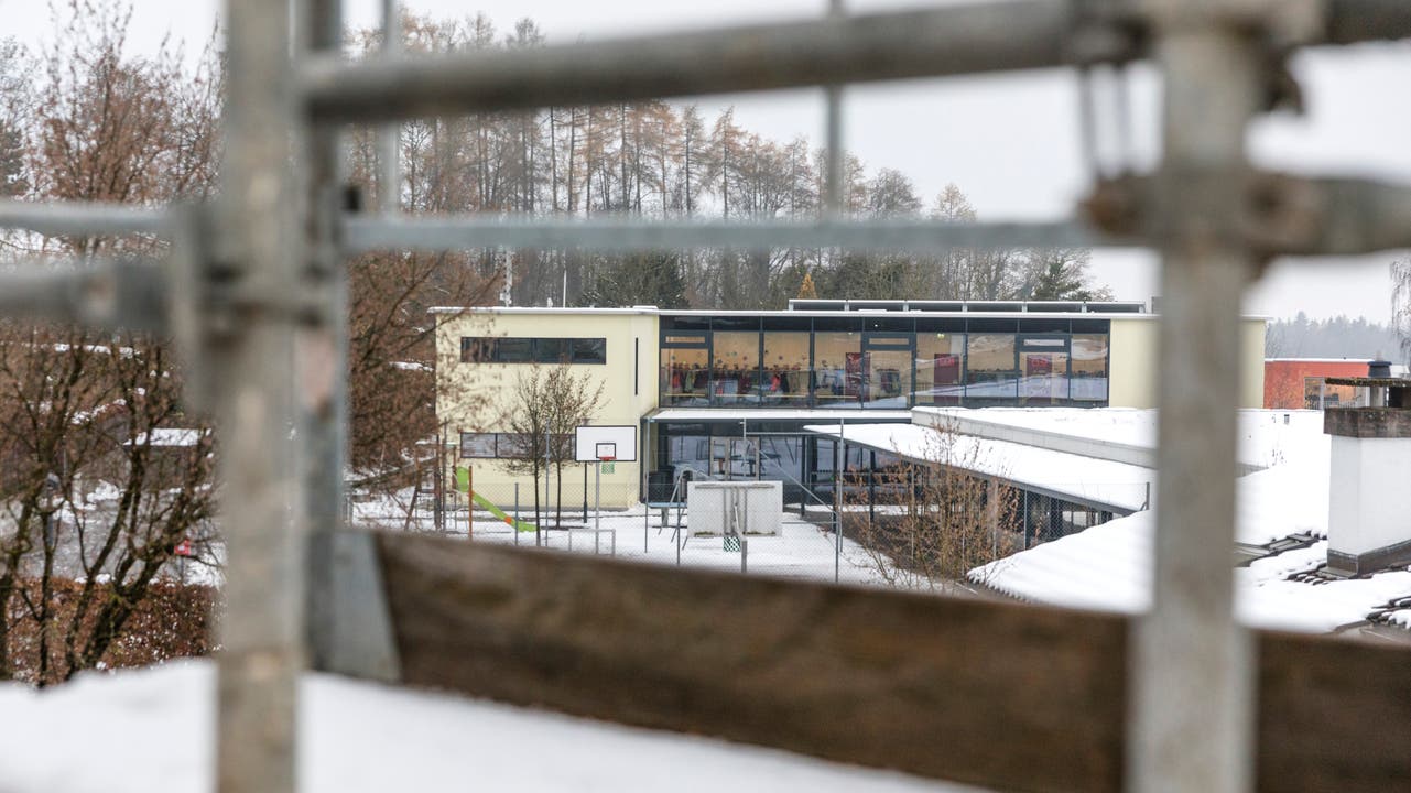 Vom Baustellengerüst aus fällt der Blick auf das Schulhaus Mettlen.