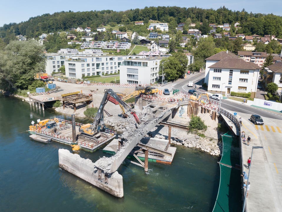 2. Juni: Die Kettenbrücke in Aarau ist fast abgerissen. Die letzten Brocken holt sich ein Bagger von einem Ponton aus.