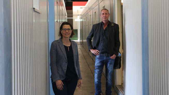 Pia Maria Brugger und Stephan Müller vom kantonalen Sozialdienst kurz vor der Eröffnung der Corona-Isolierstation im kantonalen Werkhof in Frick im April 2020.