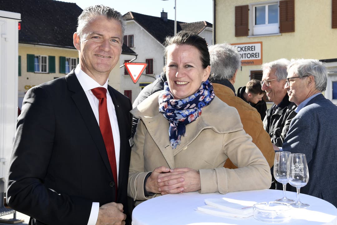 Verwaltungsratspräsident Roland Michel mit Marianne Stänz, Frau Gemeindeammann Birmenstorf.
