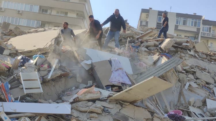 Unter Applaus werden eine Frau und ihre drei Kinder lebend aus den Trümmern geborgen