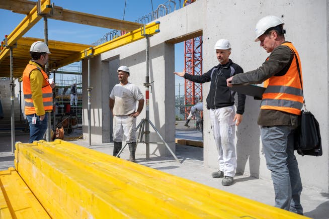 Hygienekontrolle auf einer Baustelle im Kanton Aargau: Zwei Bauarbeiter werden von Kontrolleuren befragt.