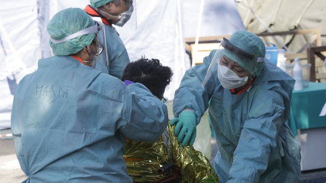 Krankenhaus-Personal kümmert sich um eine mit Corona-Virus infizierte Person in Norditalien.