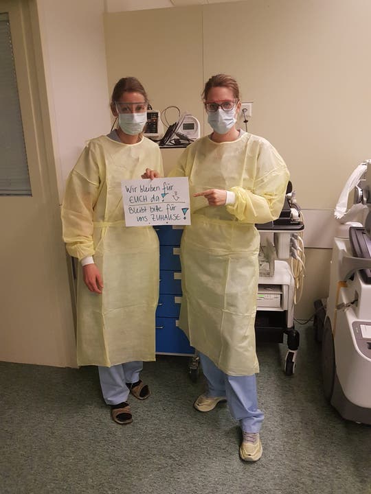 Foto des Tages: Zwei Pflegerinnen aus dem Kantonsspital Aarau rufen die Bevölkerung zur Solidarität auf.