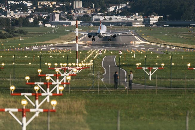 Eine Swiss-Maschine landet am Flughafen Zürich.