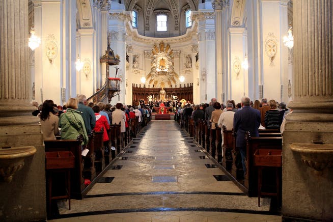Über die Festtage sind auch in der St.Ursen-Kathedrale maximal 30 Personen im Gottesdienst erlaubt. (Archivbild)