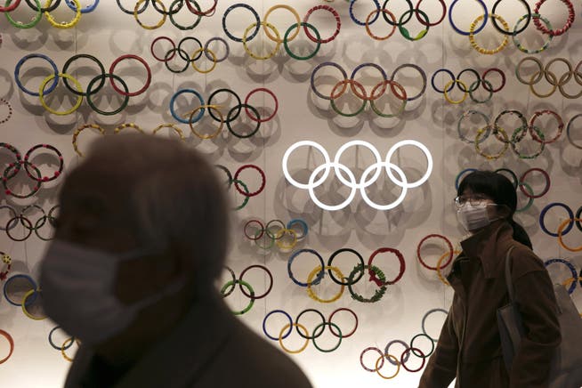 Im Februar wurde das Olympische Museum in Tokio eröffnet. Auch dort tragen die Besucher derzeit Schutzmasken gegen das Corona-Virus.