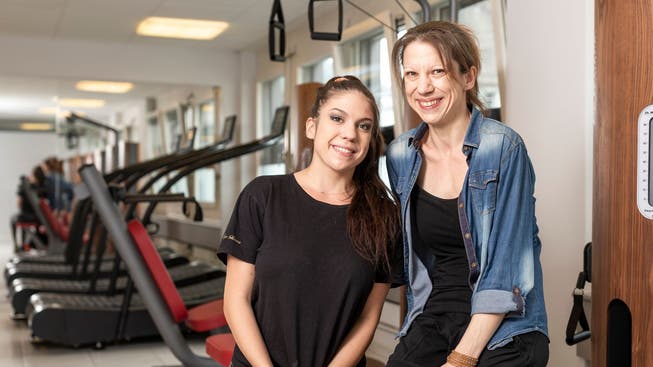 Vanessa und Daniela Krüsi (r.) im Fitnessstudio für Senioren.