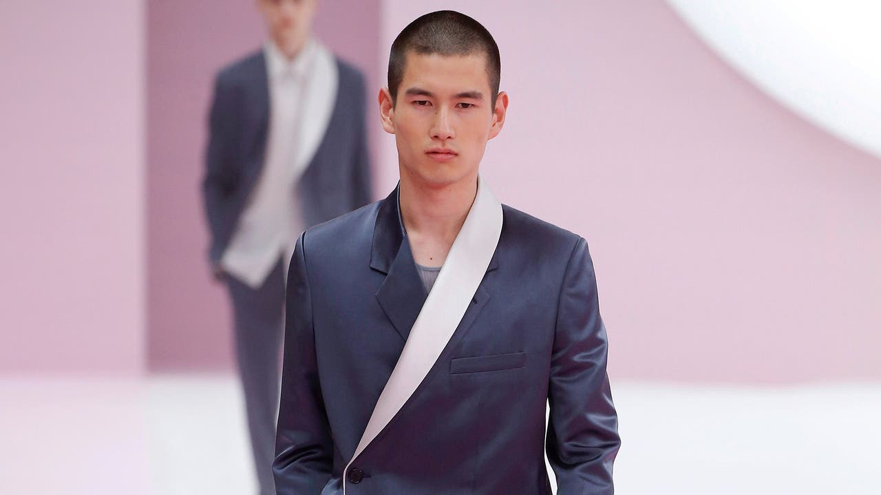 Schick und blau: ein Anzug von Dior Homme an der diesjährigen Pariser Modewoche.