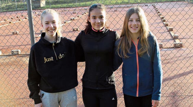 Aimée Frey, Lea Markovic und Medea John (v.l.) schätzen die Trainerbetreuung im Tennisclub Frick.