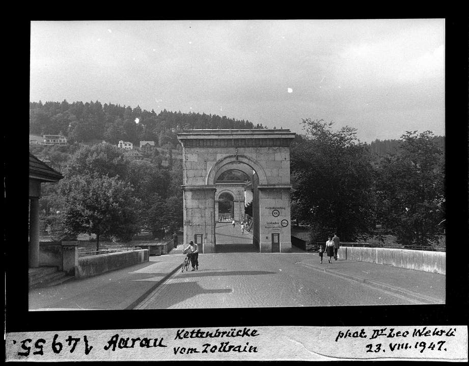1947: Auffällig sind die markanten Torbögen der Brücke.