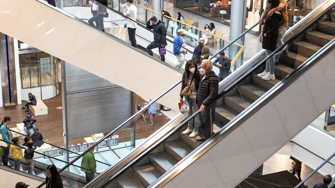 In den Einkaufscentern - im Bild das Glattzentrum in Wallisellen ZH - werden deutlich höhere Umsätze verzeichnet.