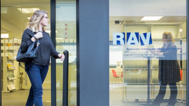 Derzeit werden zusätzliche RAV-Personalberaterinnen und -berater rekrutiert. (Symbolbild)