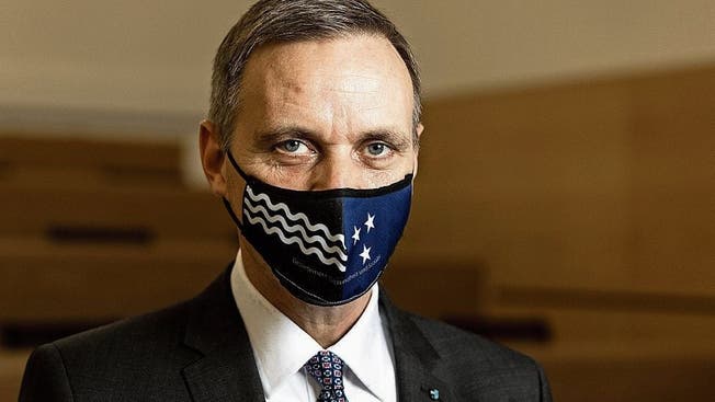 Gesundheitsdirektor Gallati mit passender Aargauer Maske.