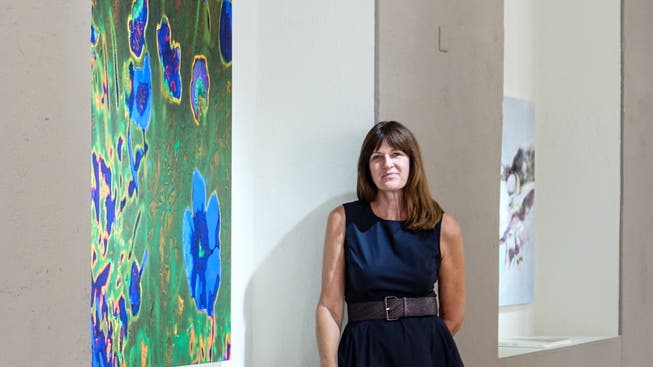 Claudia Mauthe in neben einem Bild von Annelis Štrba in der im Mai eröffneten Popup-Galerie in Locarno.