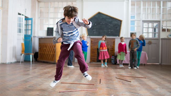 Tanzen ist ein Unterrichtsfach, Gartenbau auch. An allen 1092 Steinerschulen der Welt. Hier Kinder an der Cardiff Steiner School in England.