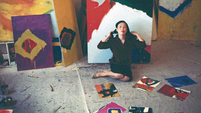 Teruko Yokoi umgeben von ihren Werken im Chelsea Hotel, New York, 1959.