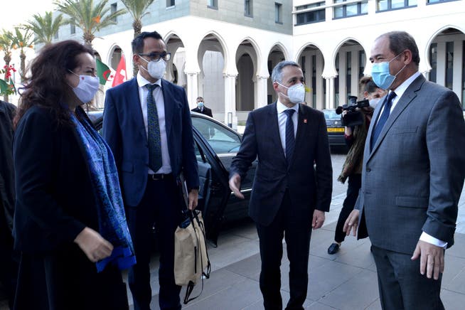 Aussenminister Ignazio Cassis trifft seinen algerischen Amtskollegen Sabri Boukadoum (r.)