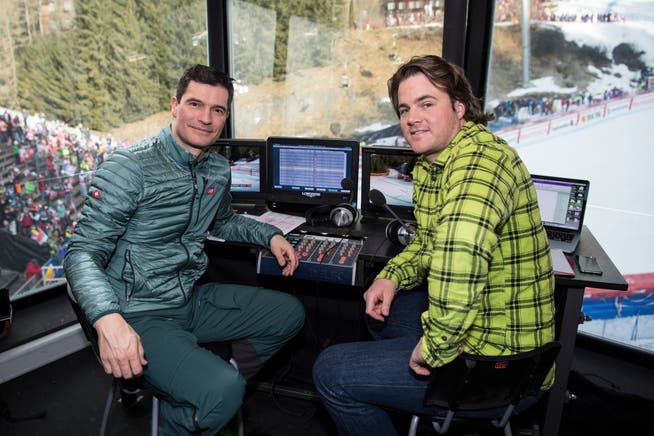 Stefan Hofmänner, Kommentator beim SRF, muss mit Experte Marc Berthod (rechts) derzeit wegen der Pandemie die Skirennen von Zürich aus analysieren. Beim RTS werden die Auslandeinsätze der Westschweizer Journalisten hingegen lockerer beurteilt.