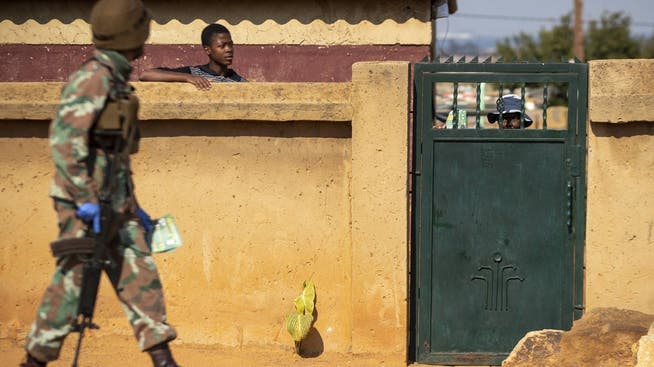 Ein Soldat patrouilliert in Soweto in Südafrika die Strassen um sicherzustellen, dass sich die Menschen an die Ausgangssperre halten.