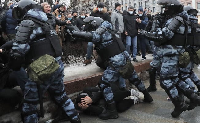 Spezialeinheiten der russischen Polizei gehen brutal gegen Demonstranten vor: In Moskau und weiteren Städten Russlands protestierten am Samstag Tausende gegen die Inhaftierung des Oppositionellen Alexej Nawalny und das System Putin.